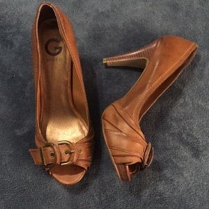 Guess peep toe pumps